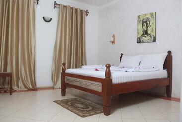 هاستل Chukwani Executive Inn