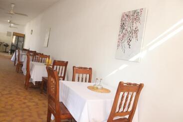 هاستل Chukwani Executive Inn