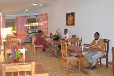 هاستل Chukwani Executive Inn