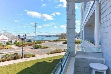 Harbourtown Suite Water View