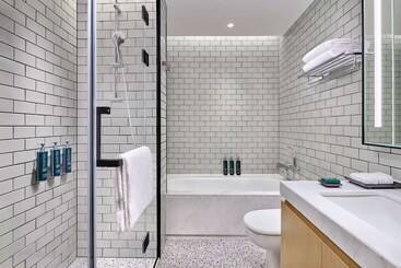 هتل Doubletree By Hilton Shenzhen Airport Residences