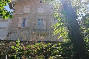 تختخواب و صبحانه La Dolce Vita Camille