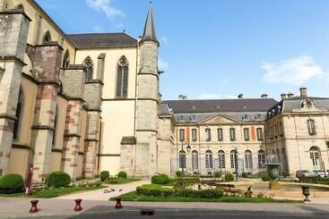 هتل The Originals Access, Hôtel Arum, Remiremont