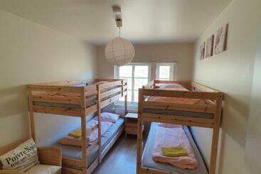 پانسیون Hvammur 2 Guesthouse Red House
