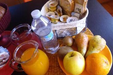 تختخواب و صبحانه Orange House