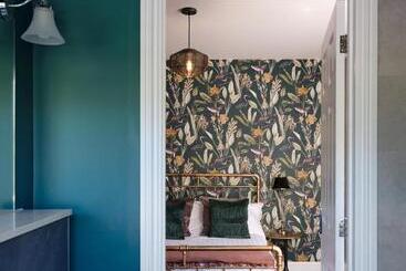 تختخواب و صبحانه The Prince Of Waterloo   Boutique Guest Rooms