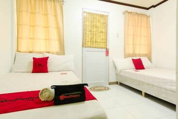 هتل Reddoorz @ Prince Jb Beach Resort Zambales