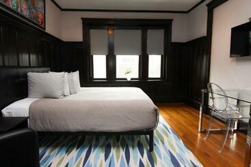 A Stylish Stay With A King Bed And Heated Floors #27