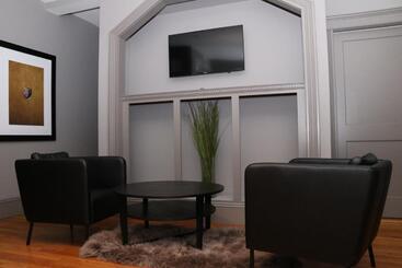 A Stylish Stay With A King Bed And Heated Floors #27
