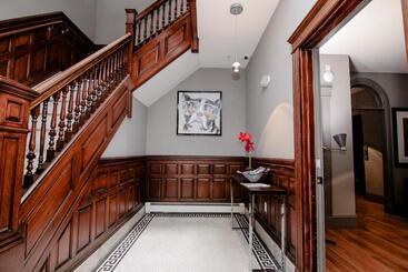 A Stylish Stay With A King Bed And Heated Floors #27