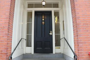 Comfy Beacon Hill Studio Great For Work Travel #7