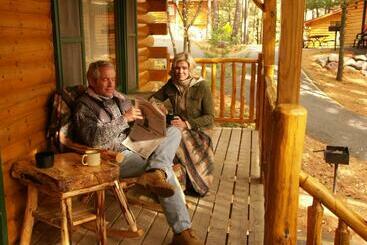 پانسیون Log Cabins At Meadowbrook Resort