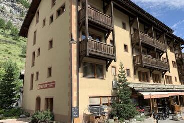 هتل Mountain Exposure Luxury Chalets & Penthouses & Apartments