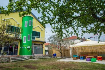 تختخواب و صبحانه Our Way Guest House & Hostel