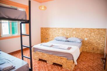 تختخواب و صبحانه Our Way Guest House & Hostel
