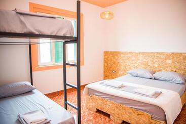تختخواب و صبحانه Our Way Guest House & Hostel