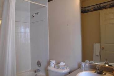 هتل Brigantine Inn & Suites
