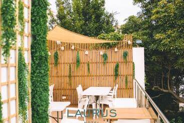 هتل Laurus