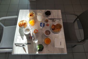 هتل The Originals Access, Hôtel Les Iris, Bercksurmer