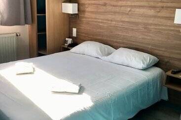 هتل The Originals Access, Hôtel Les Iris, Bercksurmer