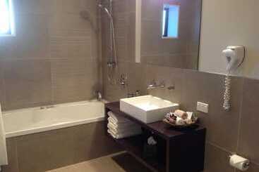 هتل The St James Premium Accommodation