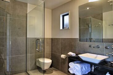 هتل The St James Premium Accommodation