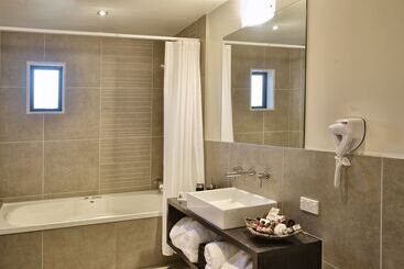 هتل The St James Premium Accommodation