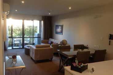 هتل The St James Premium Accommodation