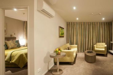 هتل The St James Premium Accommodation