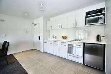 هتل The St James Premium Accommodation
