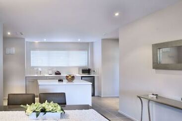 هتل The St James Premium Accommodation