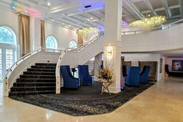 Deluxe Beach Resort - Hora Rentals