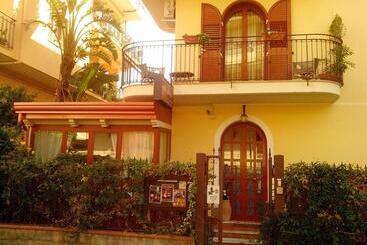 تختخواب و صبحانه Villa Marysa Apartments Seaview