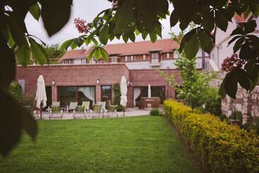 Crocus Gere Bor Hotel Resort & Wine Spa