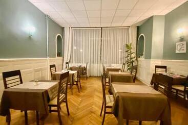 هتل Authentic By Balladins, Hôtel Le Carré D Aix