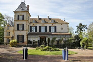 هتل Château De Champlong Table Hôtel Golf & Spa