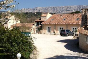 Отель Logis Hôtel & Spa Déjeunez Sous L Arbre