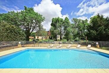 هتل Hostellerie Du Causse