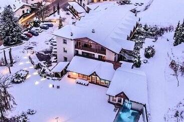 Boutique Hotel E Chalets Salvadori - Mezzana