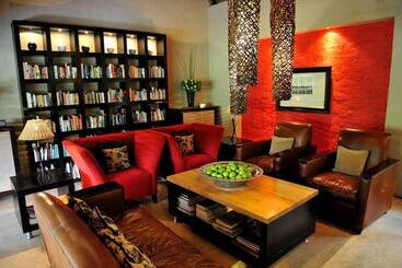 هتل Woodall Country House And Spa