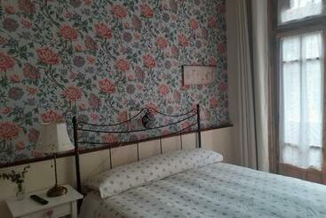 تختخواب و صبحانه Uría 25 Rooms