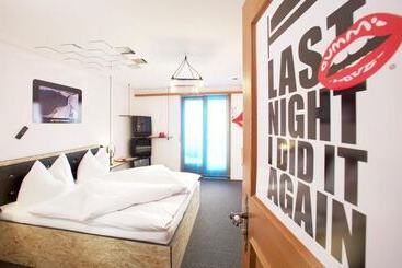 هتل Arena Lodge