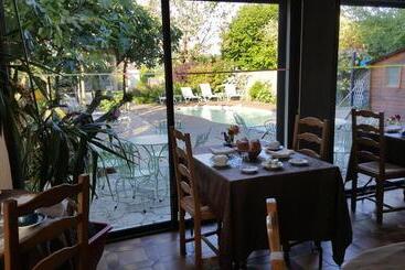 هتل Hôtel Du Puy D Alon