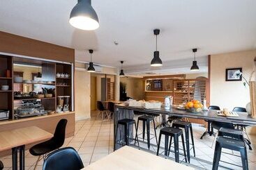 هتل Hôtel First Rodez