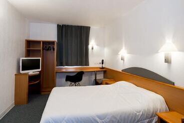 هتل Hôtel First Rodez