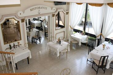 هتل Ristorante Commercio