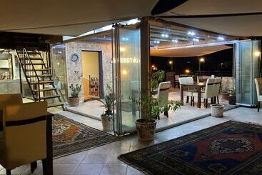 Rebetika Hotel & Bistro