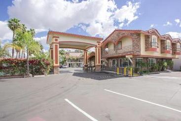 モーテル Best Inn & Suites