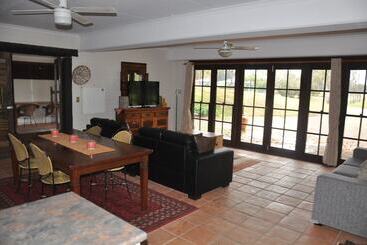 استراحتگاه Woolshed Hill Estate