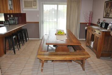 استراحتگاه Woolshed Hill Estate
